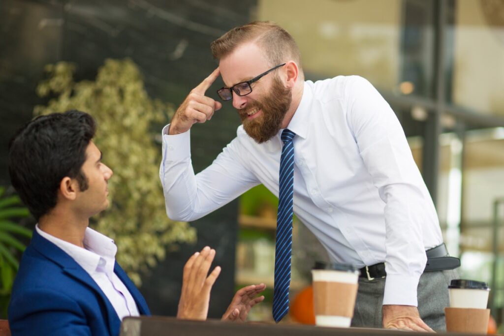 Dues persones cridant