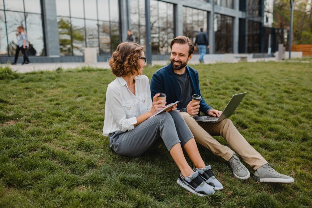 Dues persones teletraballant al parc